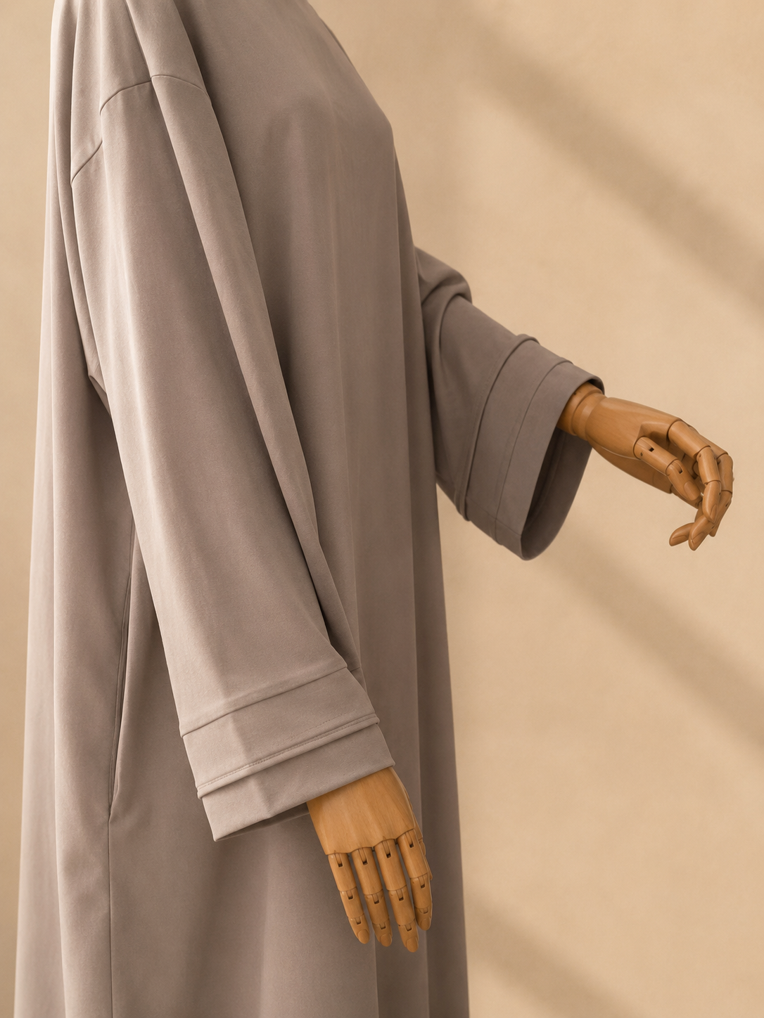 Abaya Signature Noire et Taupe – Coupe Oversize Fluide & Élégance Intemporelle