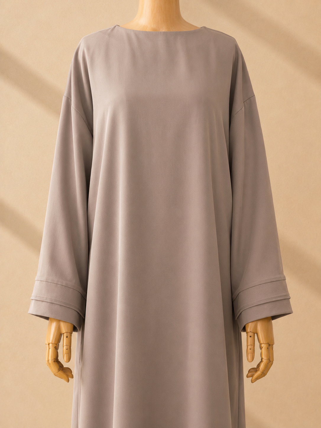 Abaya Signature Noire et Taupe – Coupe Oversize Fluide & Élégance Intemporelle