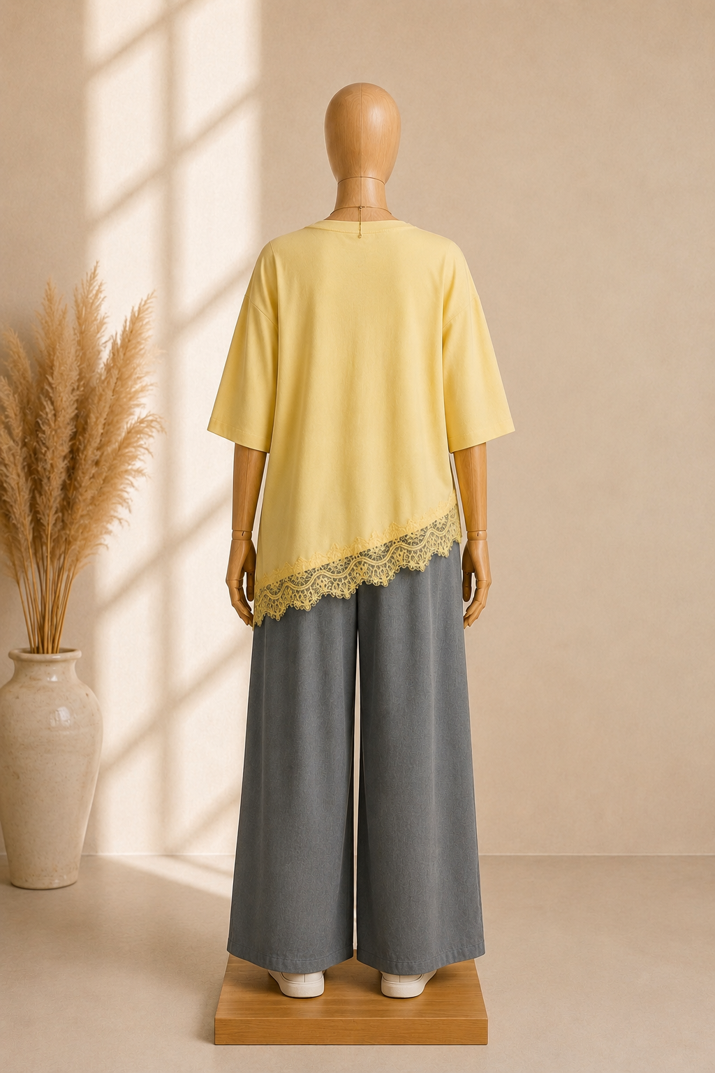 Haut Oversize Jaune Pastel à Finition Dentelle – Coupe Fluide Élégante
