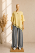 Haut Oversize Jaune Pastel à Finition Dentelle – Coupe Fluide Élégante