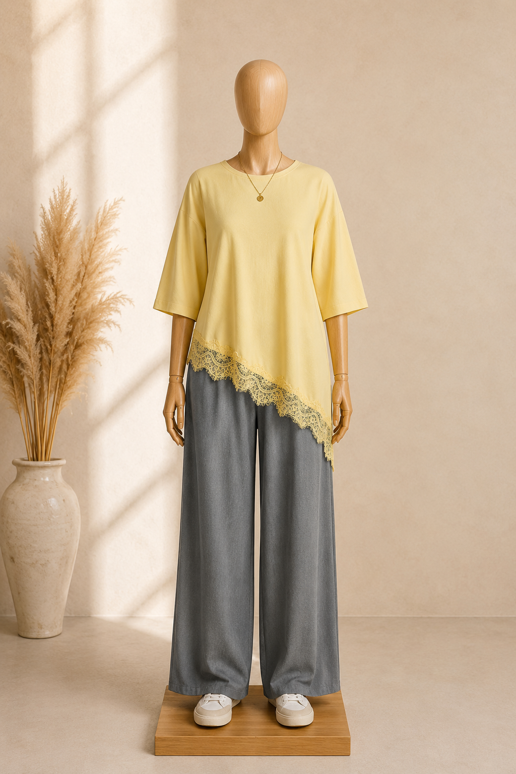 Haut Oversize Jaune Pastel à Finition Dentelle – Coupe Fluide Élégante