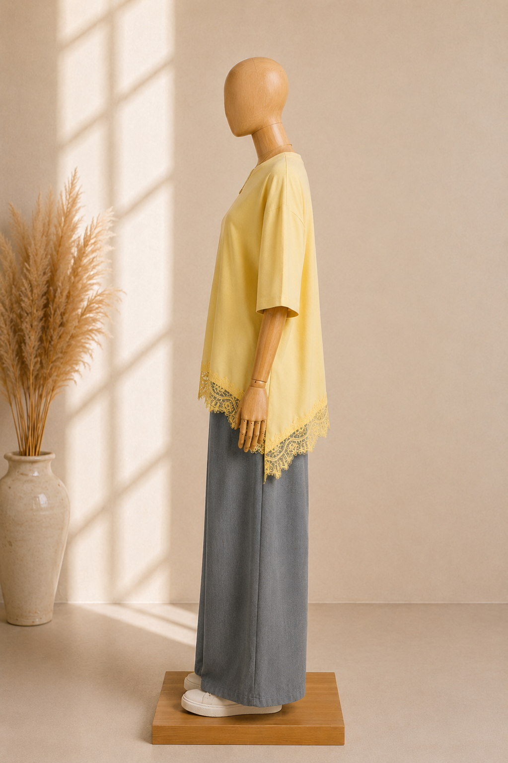 Haut Oversize Jaune Pastel à Finition Dentelle – Coupe Fluide Élégante