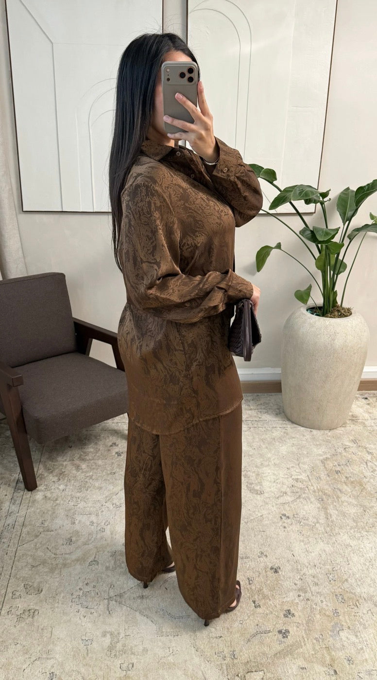Ensemble satiné femme marron — Chemise fluide + pantalon large, chic et élégant