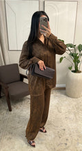 Ensemble satiné femme marron — Chemise fluide + pantalon large, chic et élégant