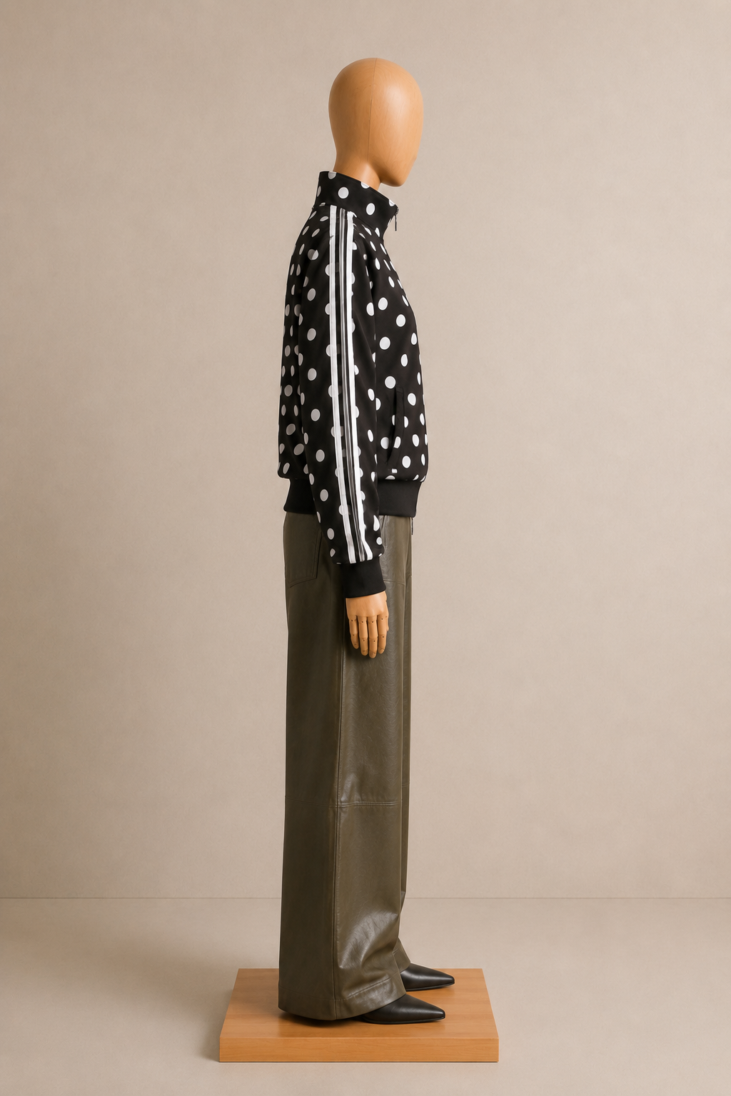 Veste Zippée Oversize à Pois – Élégance Graphique